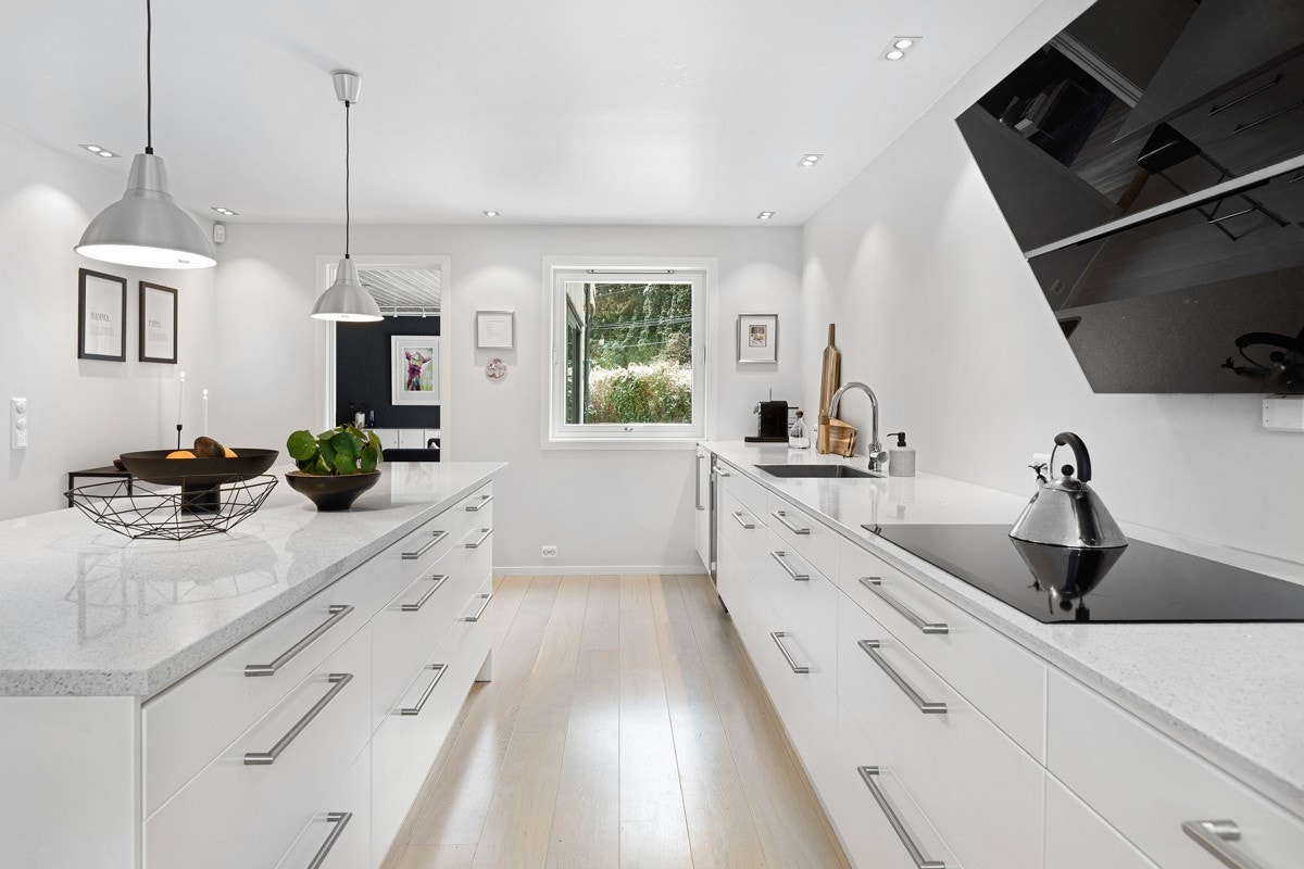 Kjøkken med integrerte hvitevarer. Galleribilde