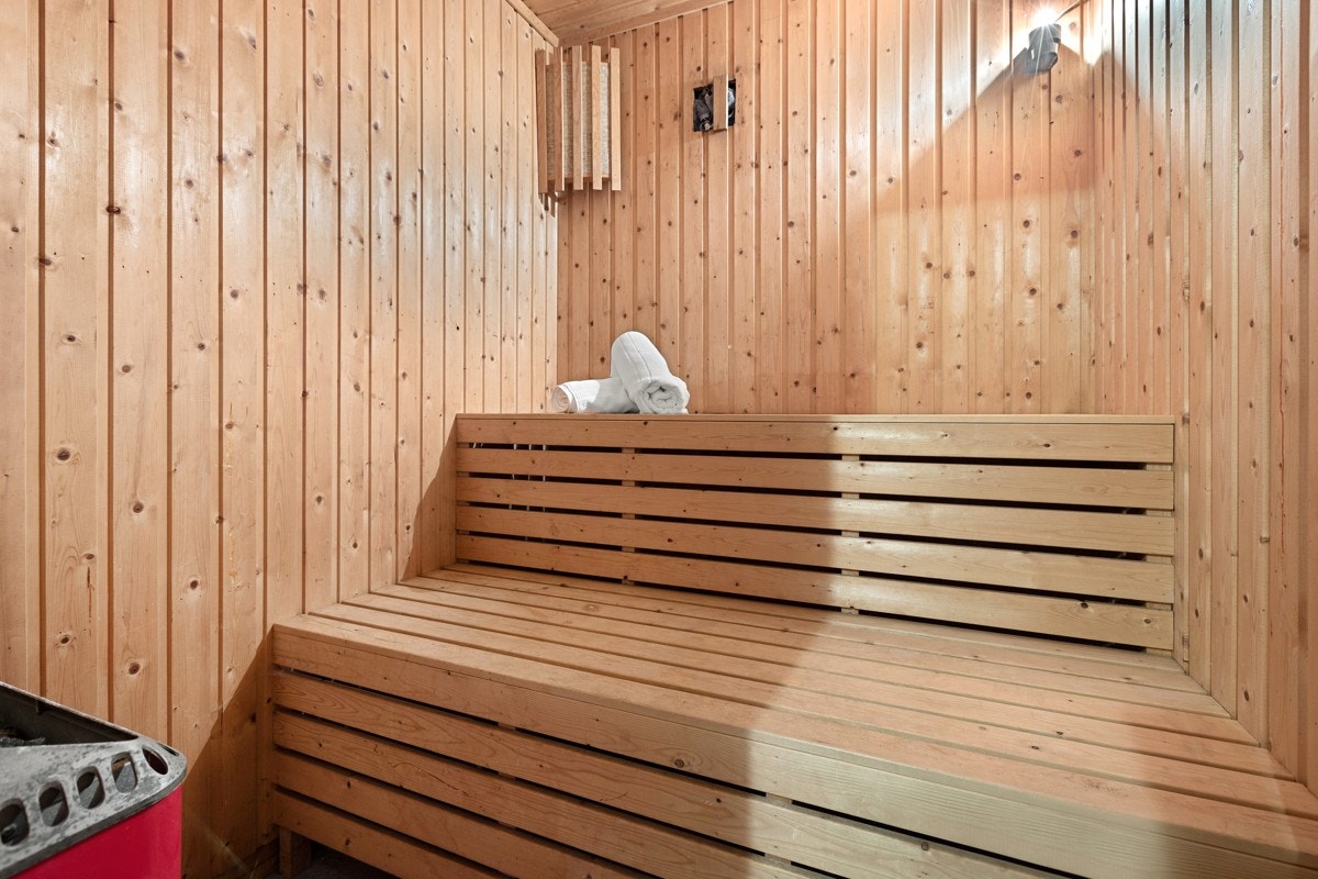 Det er badstue tilknyttet badet i hybel. Galleribilde