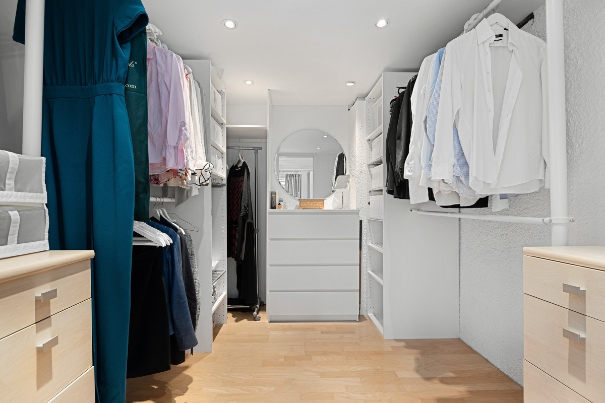 Walk-in closet tilknyttet det ene soverommet. Galleribilde