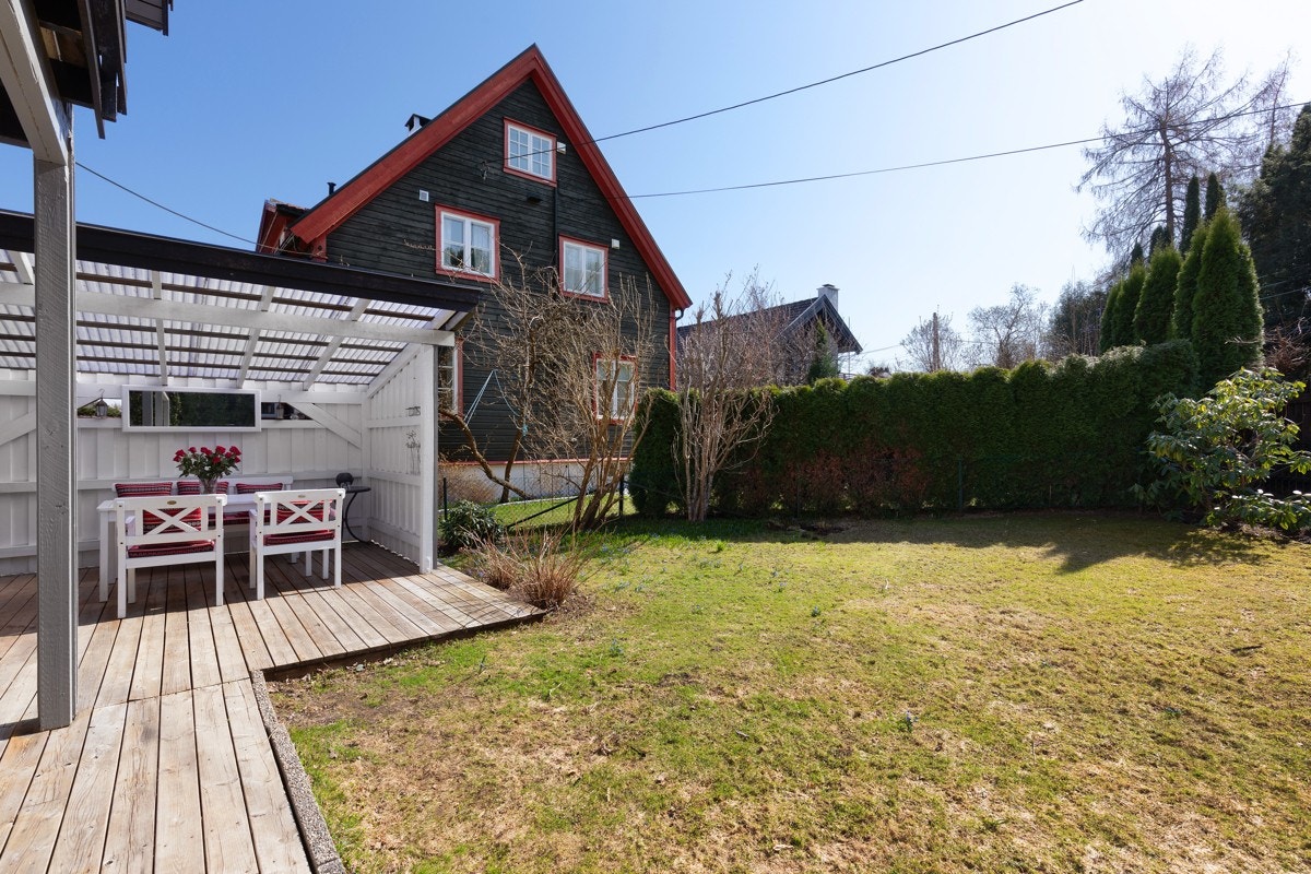 Hyggelig uteområde med markterrasse, deler overbygget med pergula samt plenareal. Galleribilde