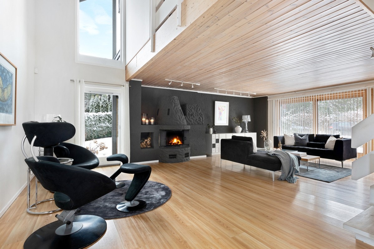 Særegen enebolig med ekstra takhøyde, store vindusflater og gode rom. Galleribilde