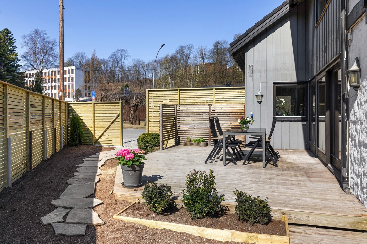 Selger har gjort en fin jobb med gjerde og beplantning. Galleribilde