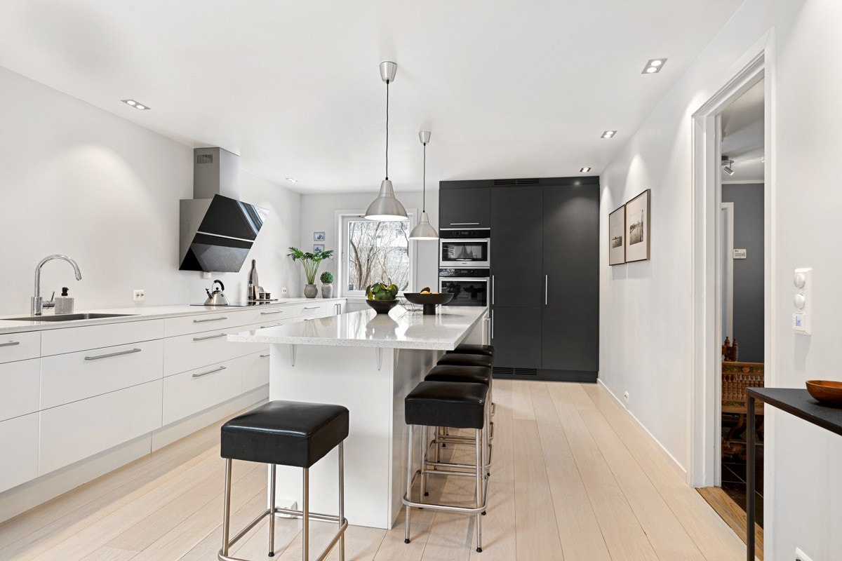 Praktisk kjøkken, inklusiv stor kjøkkenøy med spiseplass til 5. Galleribilde