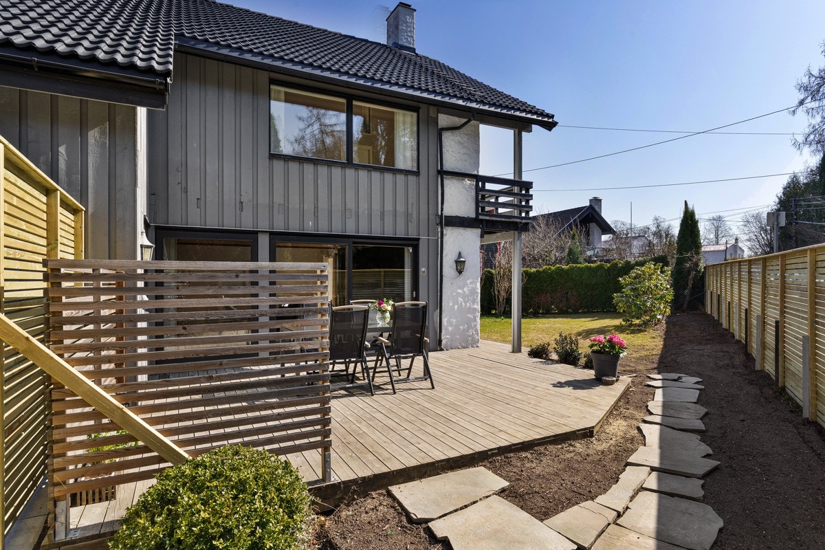 Nydelig hage med ny inngjerding og flott steinbelagt vei fra gårdsplass inn til hage. Galleribilde