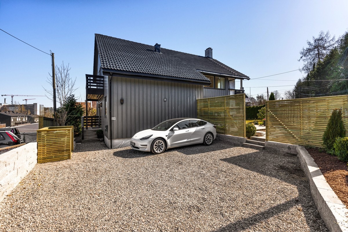 Gruslagt gårdsplass med granitt-mur. Galleribilde