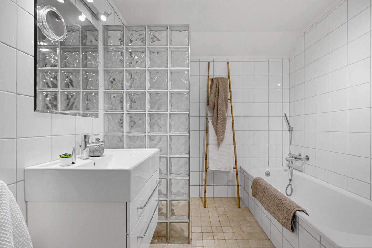 Bad i 2. etasje ble oppgradert i 2006 ifølge takstmann. Galleribilde