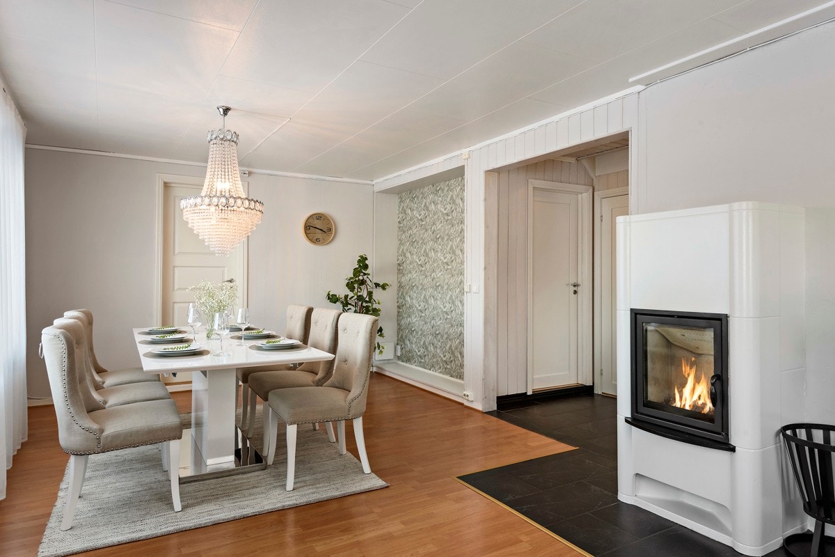 I bakkant av stuen/spisestuen ble huset tilbygd i 2014 med et bakenforliggende soverom mot sør/sørvest og en solrik takterrasse ovenpå. Galleribilde