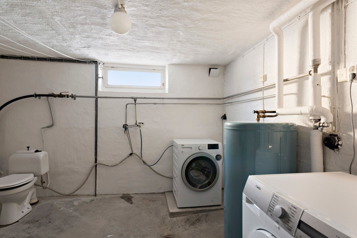 Kjelleretasjen består av vaskerom, trappegang, boder, uinnredede rom og garasje. Galleribilde