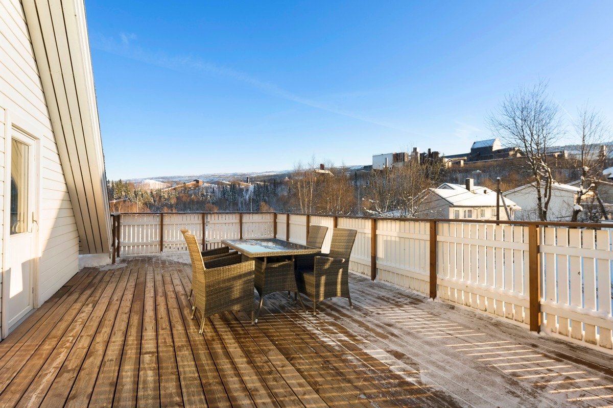 Inviter venner og se rett over til verketfestivalen. Her kan du også nyte den lange solgangen. Galleribilde