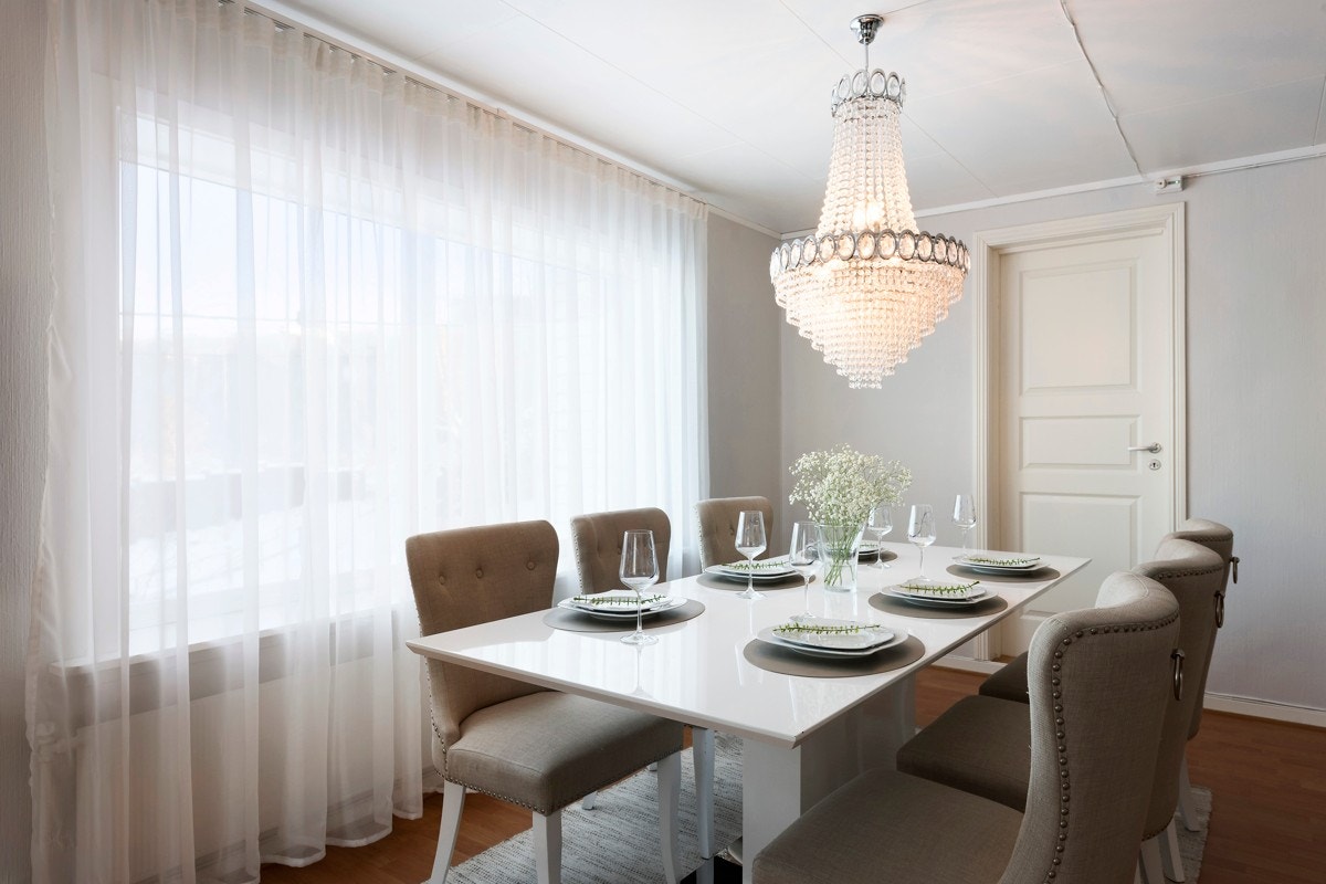 Med boligens romslige planløsning er det god plass til spisebord på kjøkkenet, også i spisestuen. Galleribilde