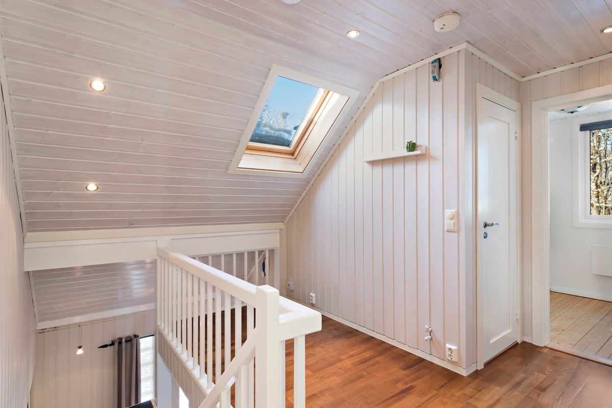 Husets fire av fem soverom ligger i øverste etasje. Her er det en perfekt sone for barna til å leke sammen. Galleribilde