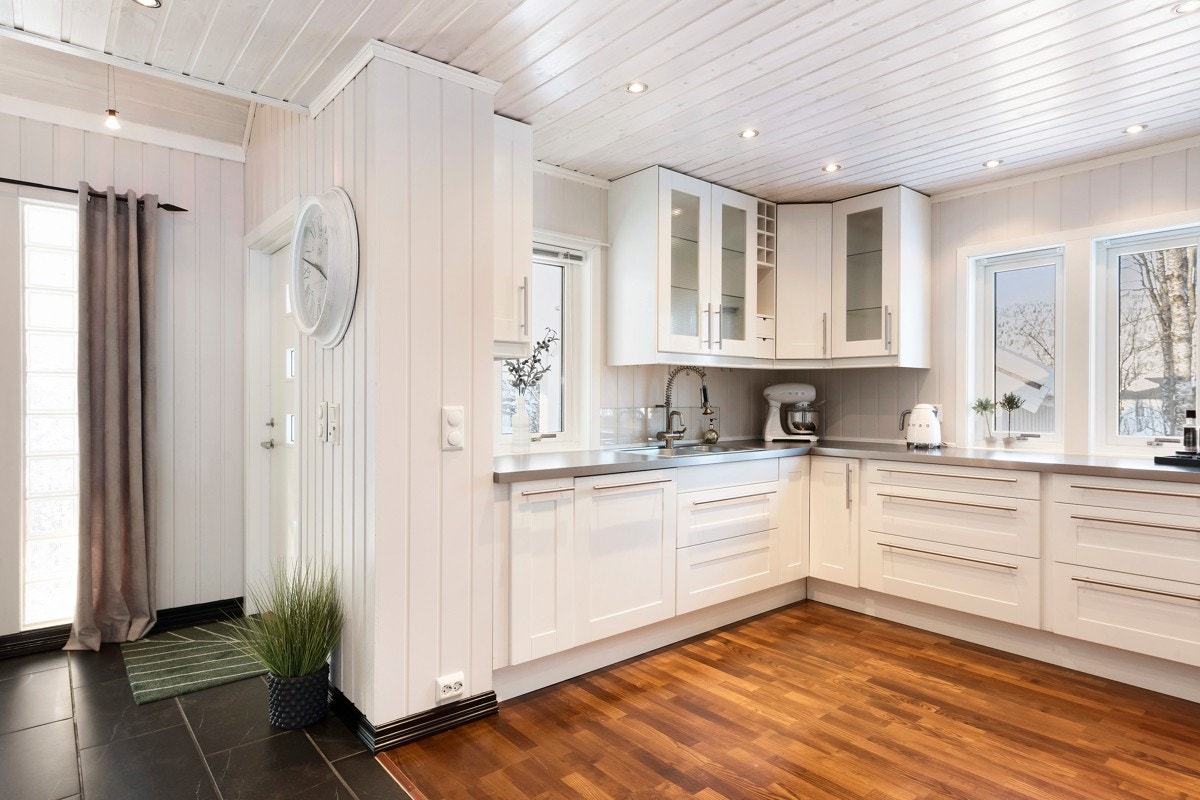 Fra entreèn er det kort vei til kjøkkenet med matvarene etter en lang handletur til familien. Galleribilde