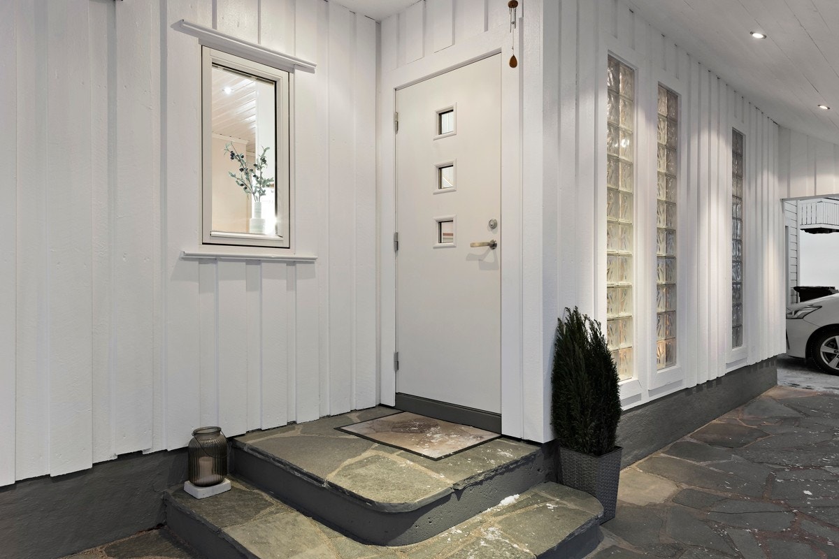 Boligen er en skjult perle på Revelen. Velkommen inn via et trivelig og innbydende inngangsparti. Galleribilde