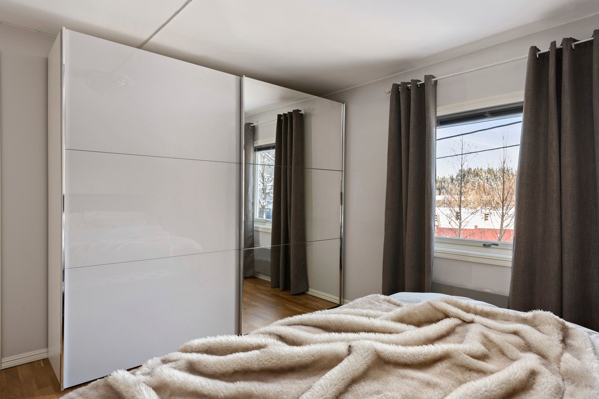 Hovedsoverommet er meget luftig og byr på gode møbleringsmuligheter. Galleribilde