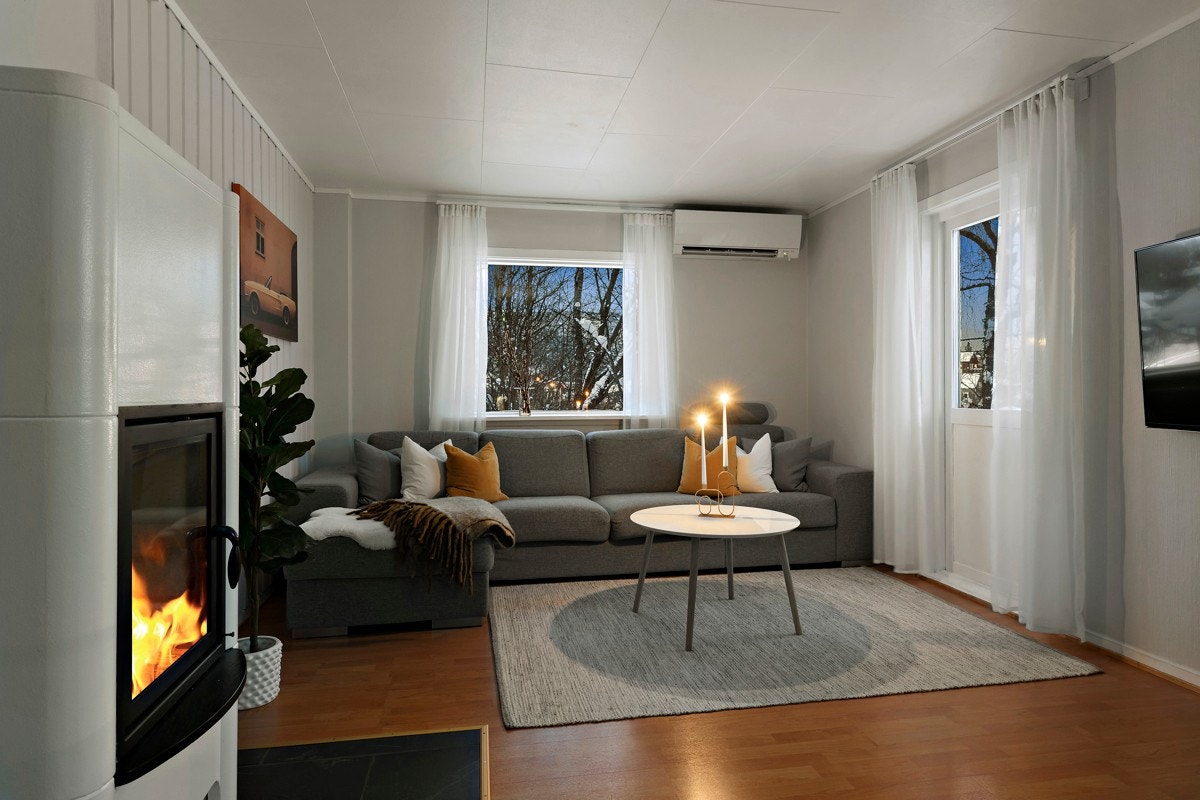 Fra stuen er det utgang til en altan. Boligen blir oppvarmet med vedovn og ellers elektrisk oppvarming. Varmepumpe fra Mitsubishi montert i stuen i 2017. Galleribilde