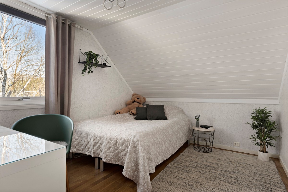 Alle soverommene har gjennomgående lyse overflater. Det ene soverommet har inngang til eget walk-in-closet. Galleribilde