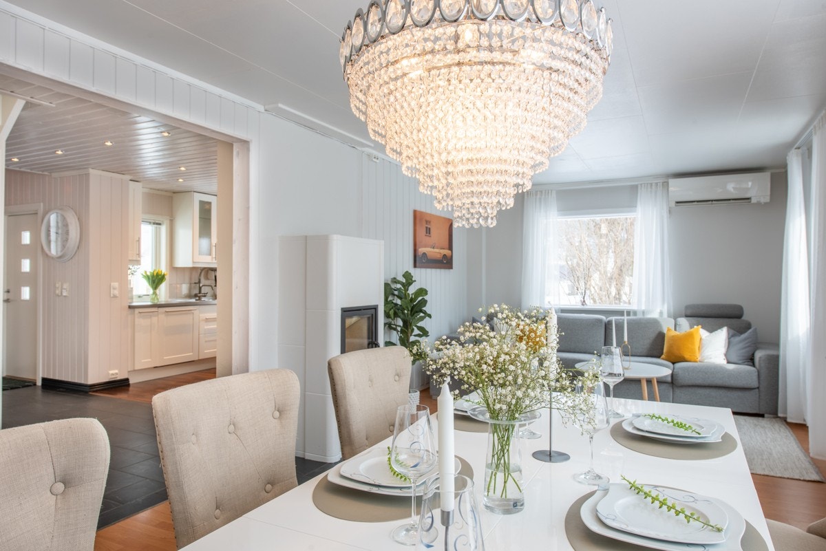 Velkommen til Revelveien 20! Inn i boligen blir du godt tatt imot med en gjennomgående delikat og fin standard som gir deg en god følelse. Galleribilde