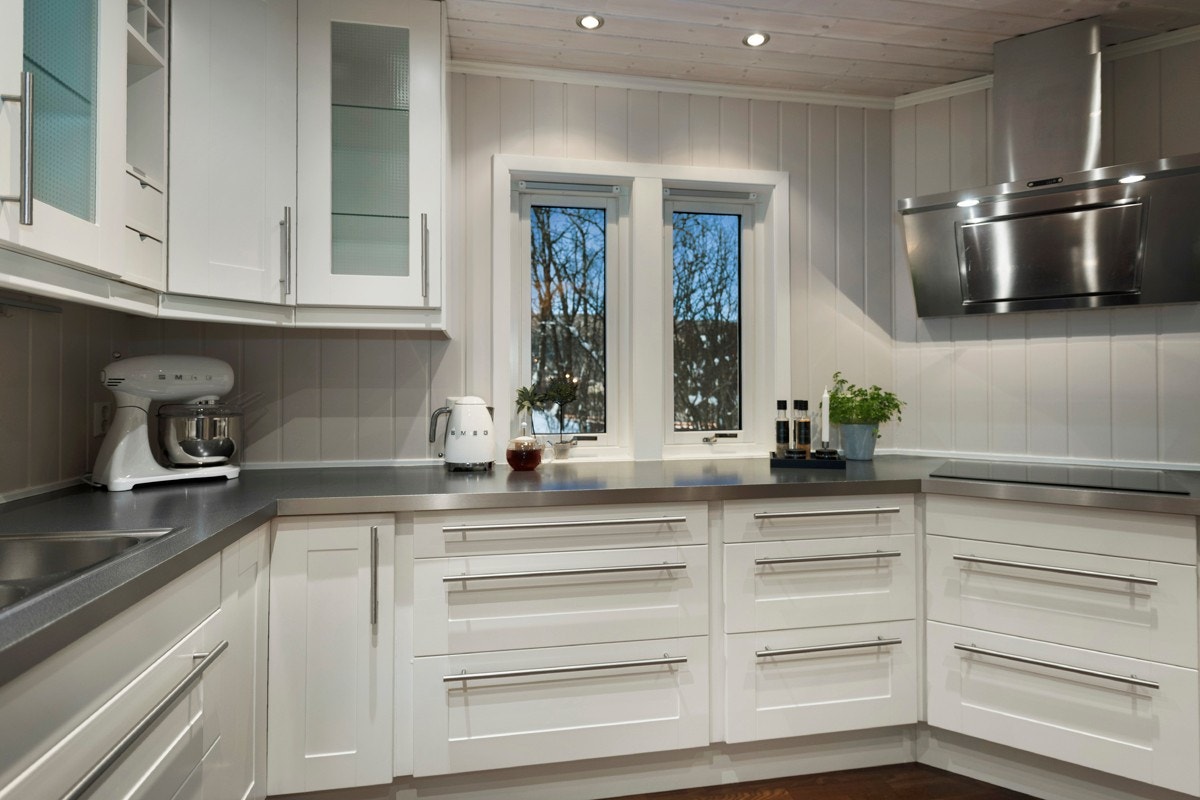 Det fine kjøkkenet har innfelte downlights i himling. Galleribilde