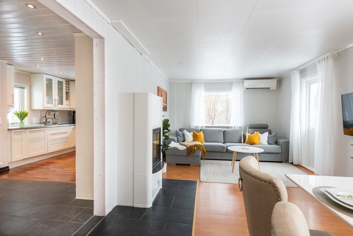 I første etasje av boligen finner du en gang med garderobe, kjøkken, stue, baderom og et soverom. Galleribilde