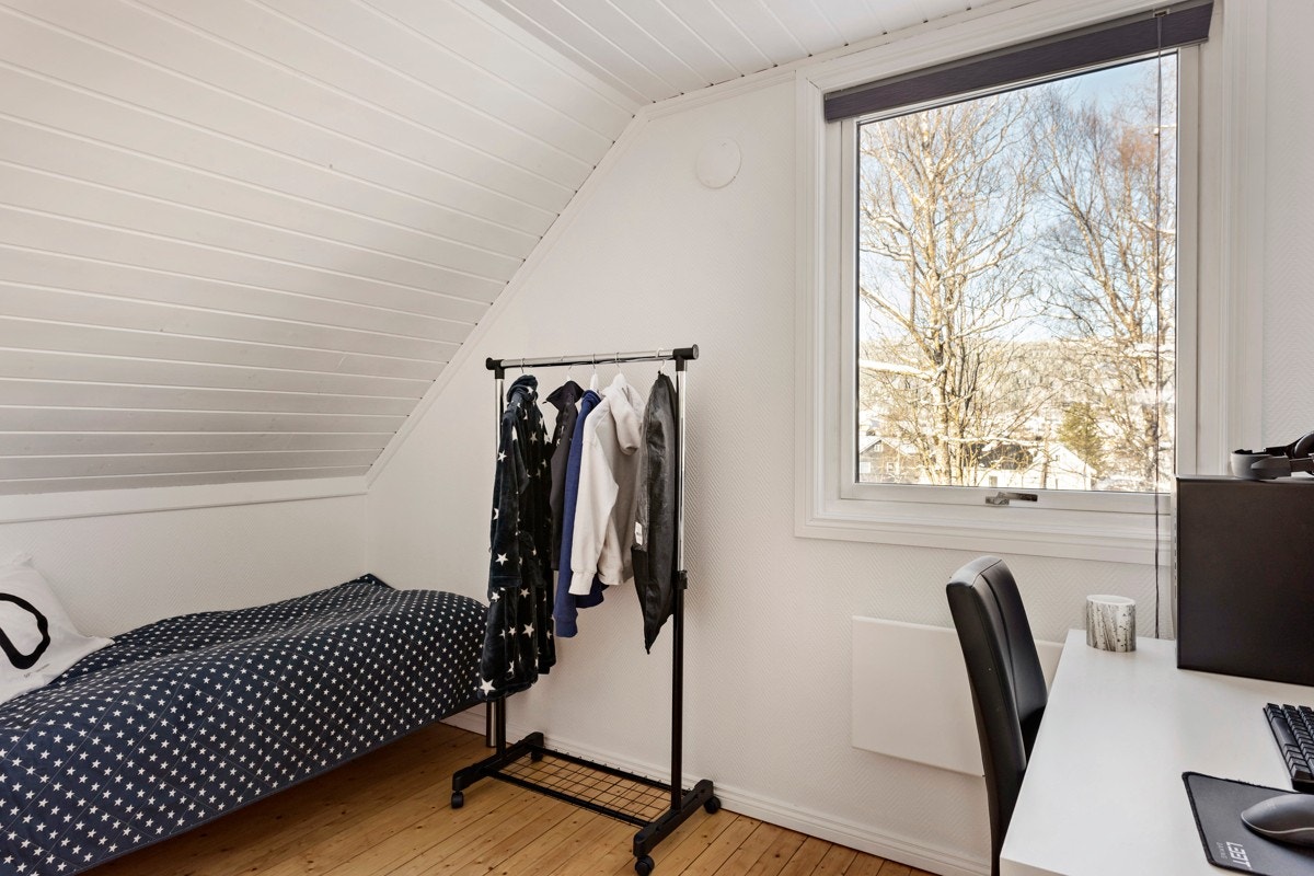 Boligen ligger fint til i et rolig og sentrumsnært boligområde. Fra boligen er det kort vei til populære Klokkerhagen. Galleribilde