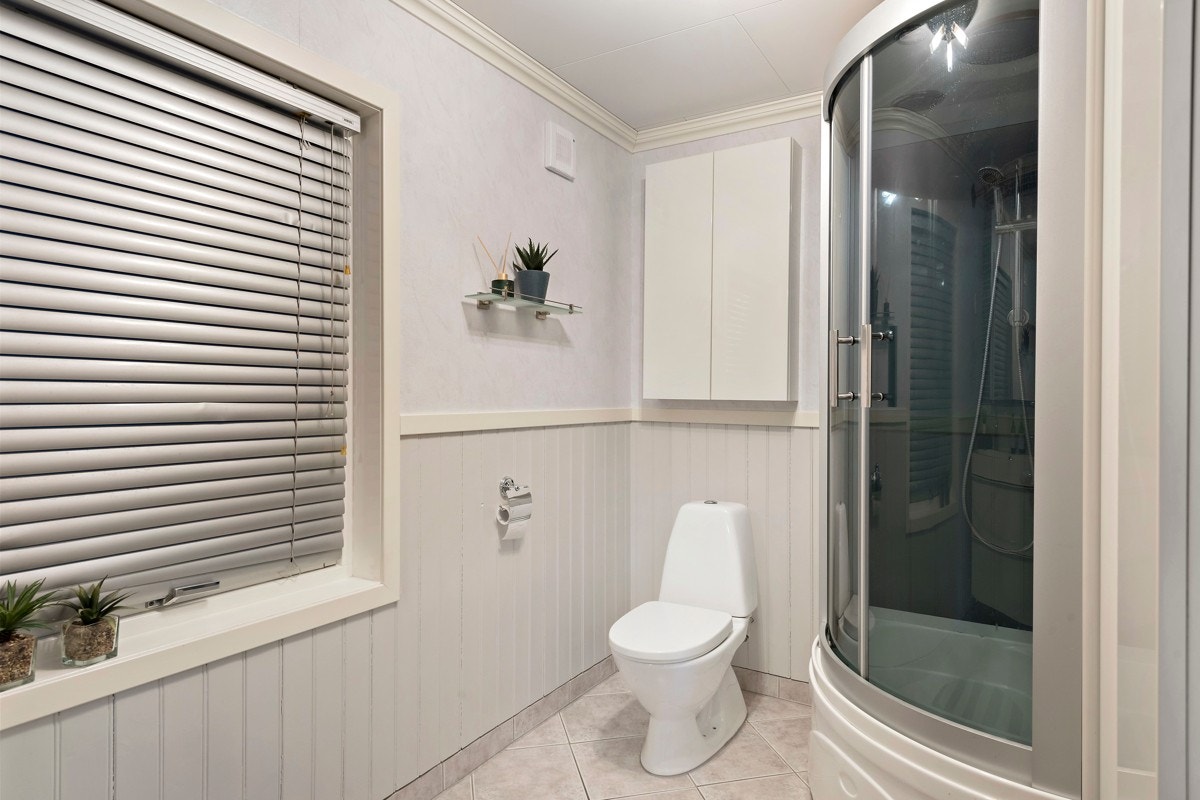 I boligen er det et baderom og et toalettrom. Baderommet ligger i første etasje. Dusjkabinettet er fra 2016. Galleribilde