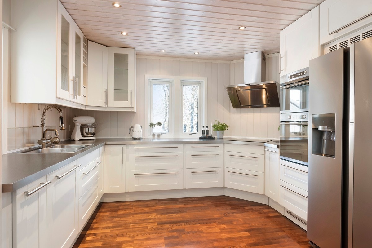 Kjøkkenet ble oppgradert med ny kjøkkeninnredning i 2008. Oppvaskmaskin fra 2017, kjøleskap fra 2019 og koketopp fra 2021. Galleribilde