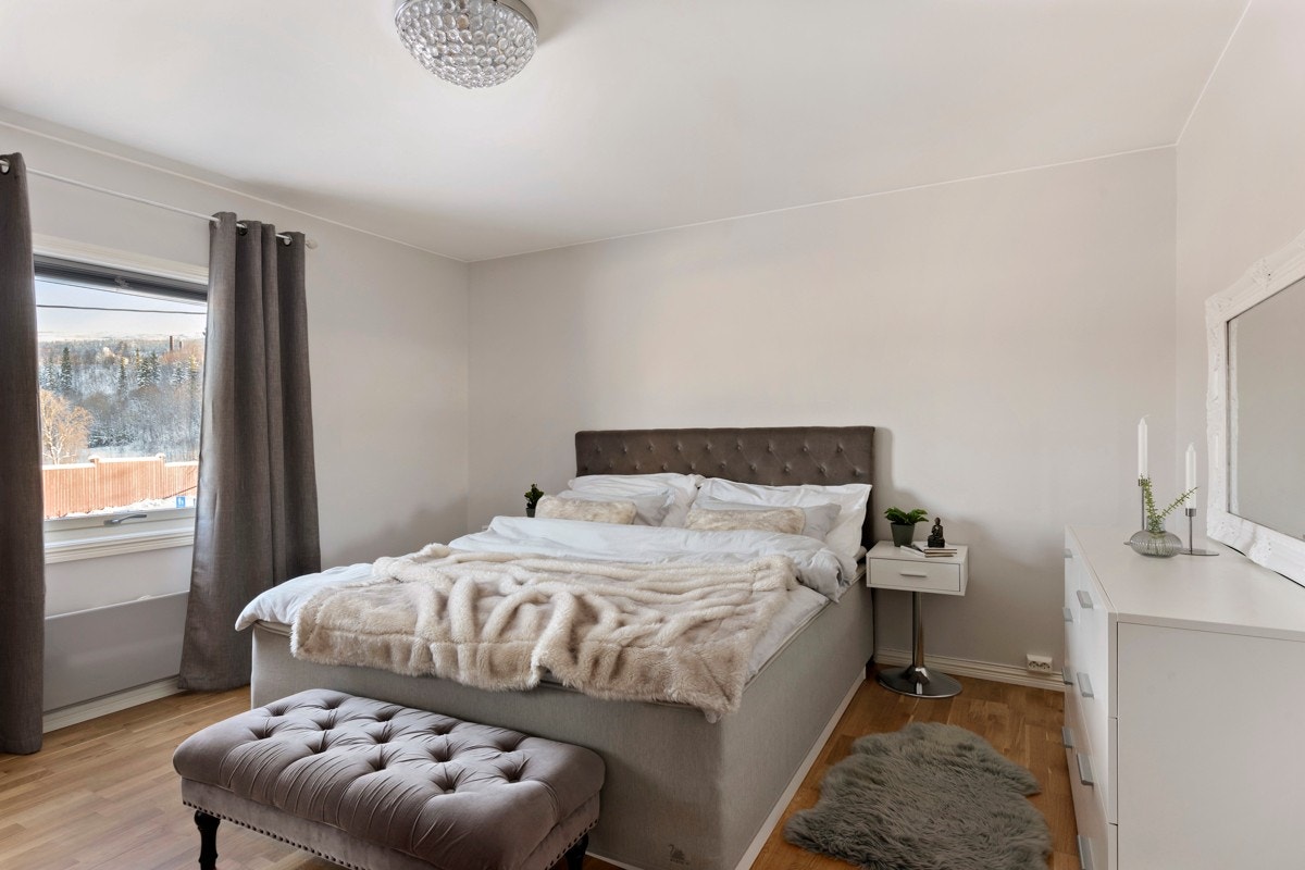 Det perfekte soverommet for å trekke seg tilbake fra lek og støy i stuen og i loftsetasjen. Galleribilde