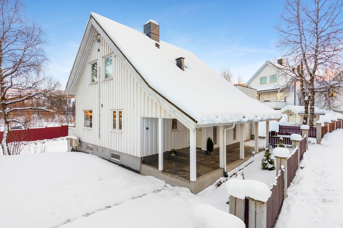Huset er godt vedlikeholdt med drensledning fra 2001, taktekke fra 2002 og delvis nyere vinduer. Galleribilde