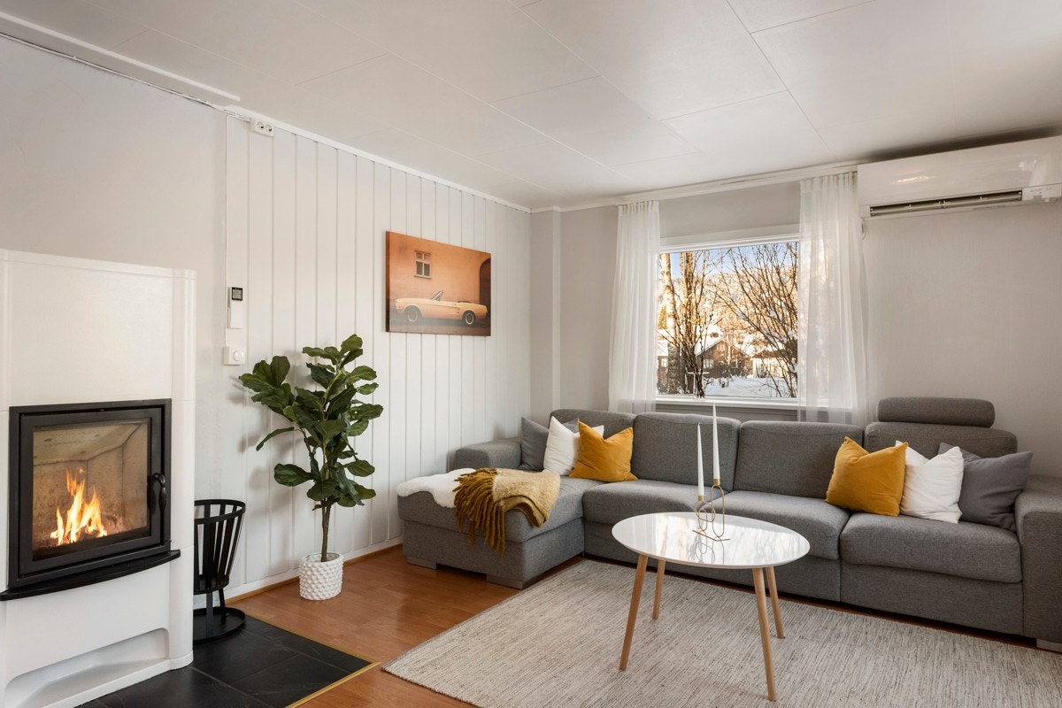 Huset ble tilbygd i 2002 og 2014 og har en romslig planløsning fordelt over tre plan. Galleribilde