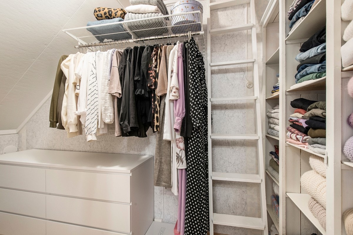 Walk-in-closet med gode oppbevaringsmuligheter. Galleribilde