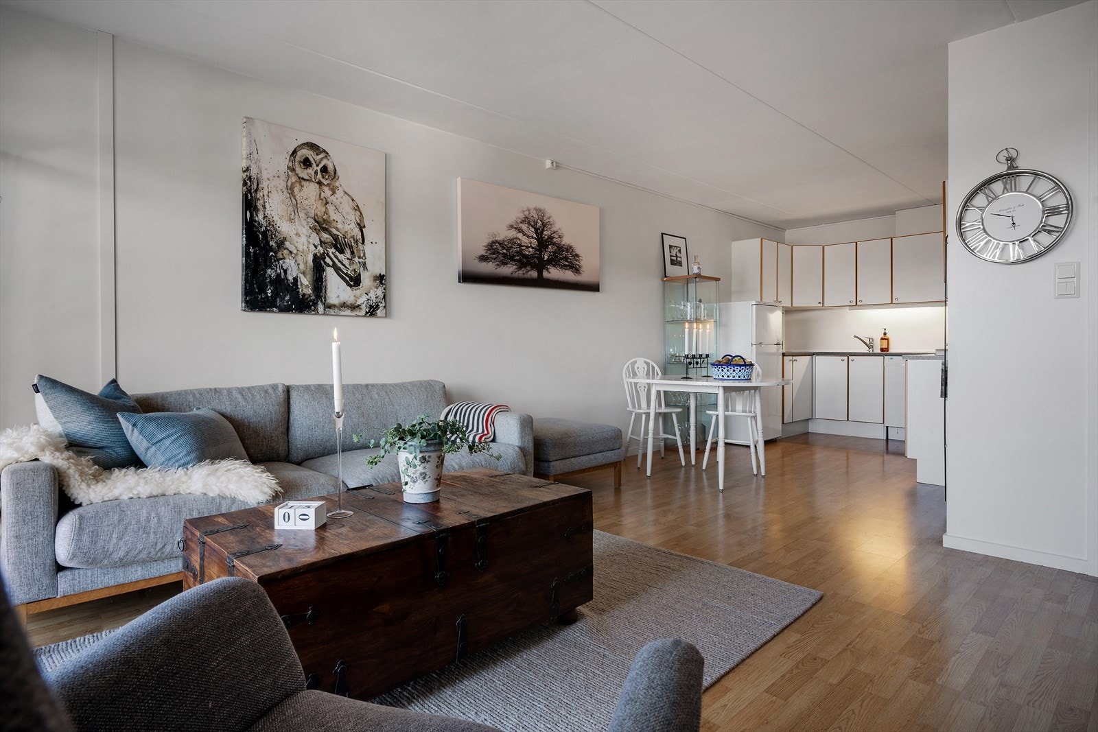 - Den åpne løsningen mellom stue og kjøkken gjør rommet til et sosialt samlingpunkt for venner - Galleribilde