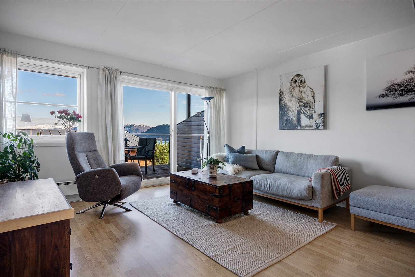 - Stuen har en praktisk utforming som gjør den lett å møblere etter eget ønske - Galleribilde