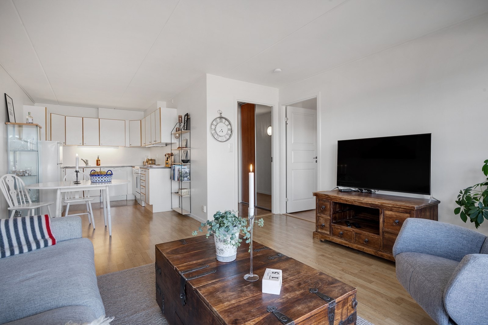 - Stuen har plass til tv-løsning, sofagruppe og et spisebord - Galleribilde