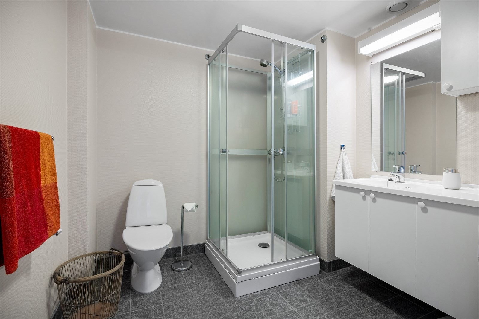 - Badet har varmekabler i gulv - Galleribilde