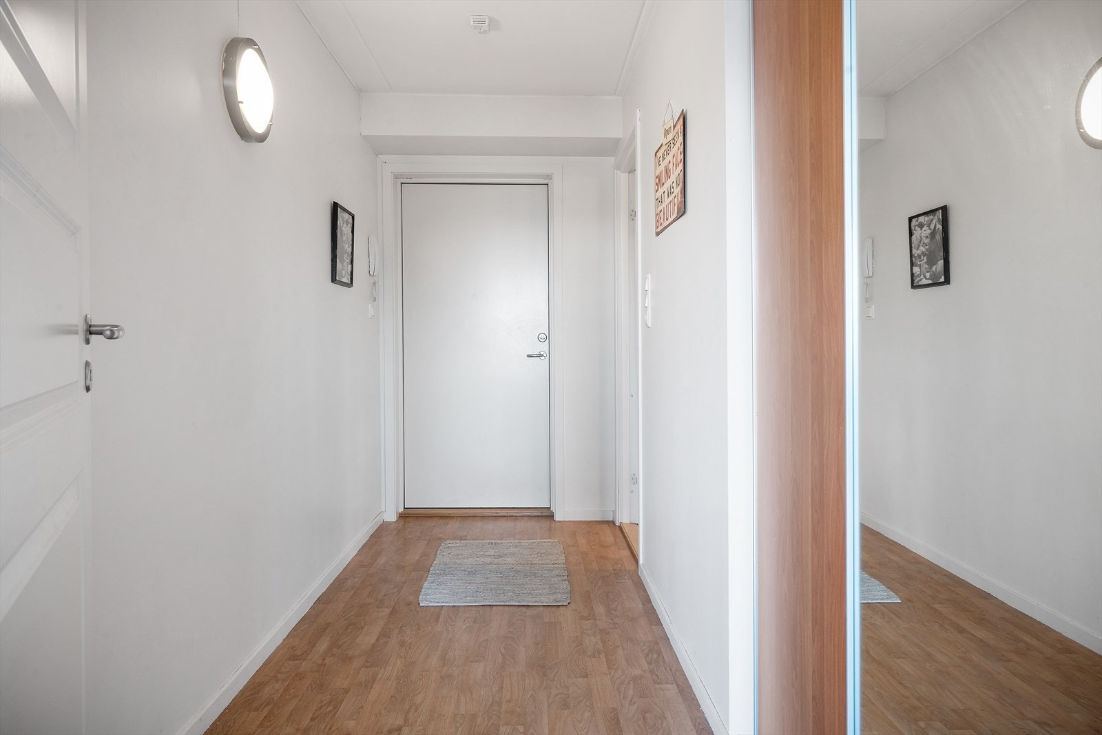 - Velkommen inn! Her har man plass til å henge fra seg yttertøy og sko - Galleribilde