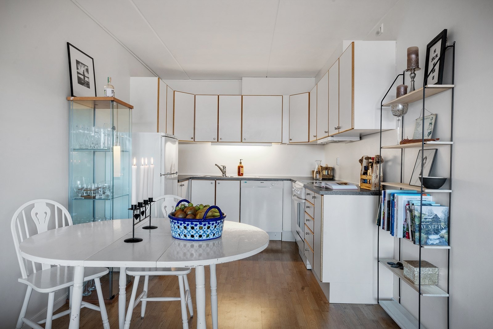 - Opplegg for fritt stående komfyr, kjøleskap og oppvaskmaskin - Galleribilde