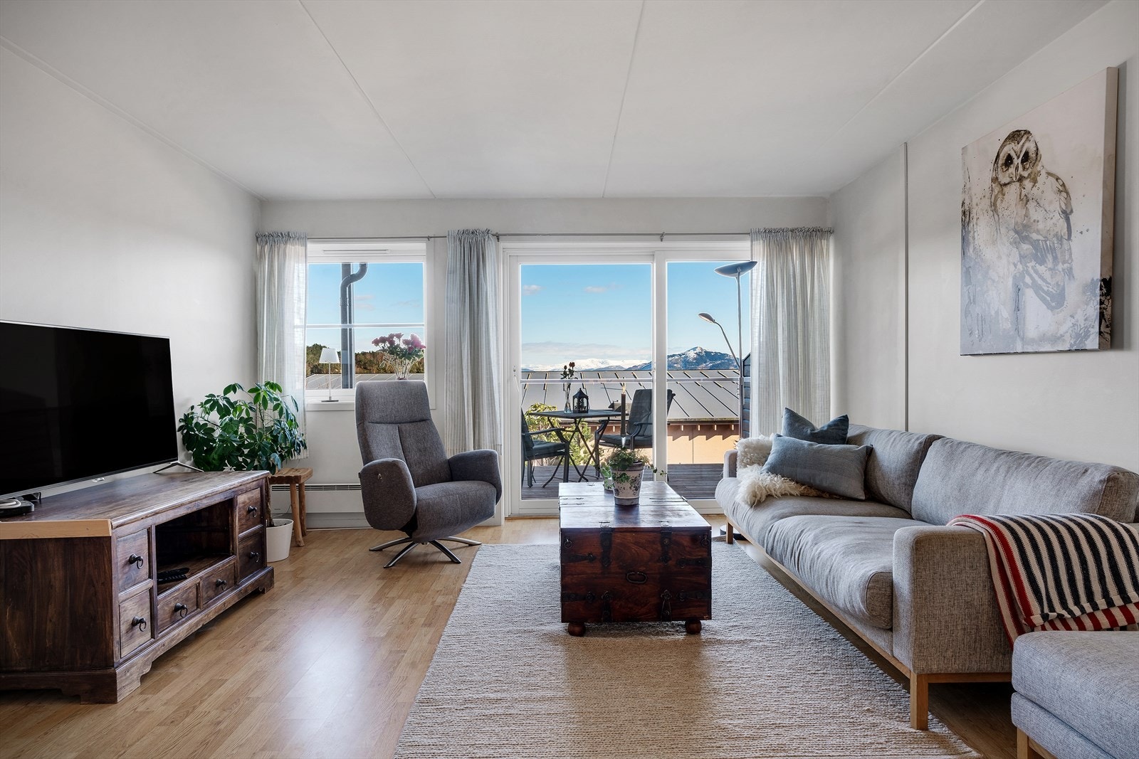 - Lys stue med store vindusflater som skaper god romfølelse - Galleribilde