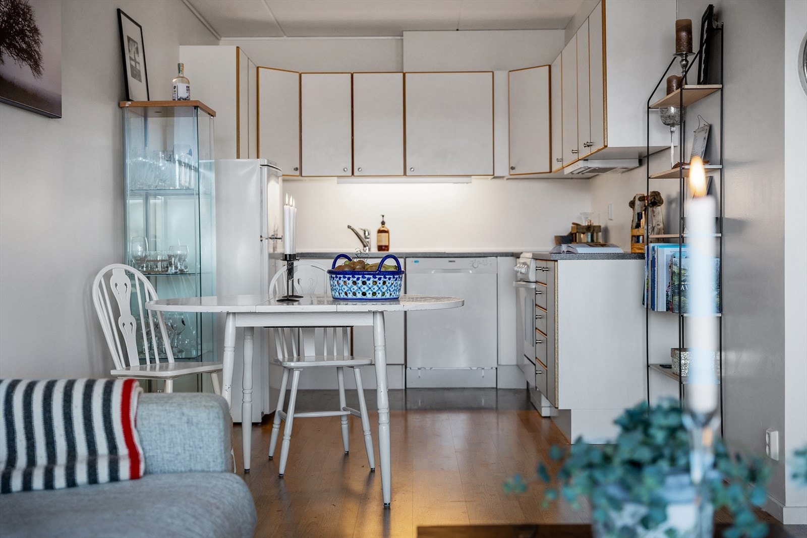 - Kjøkkenet har innredning i hvite, slette fronter- Galleribilde