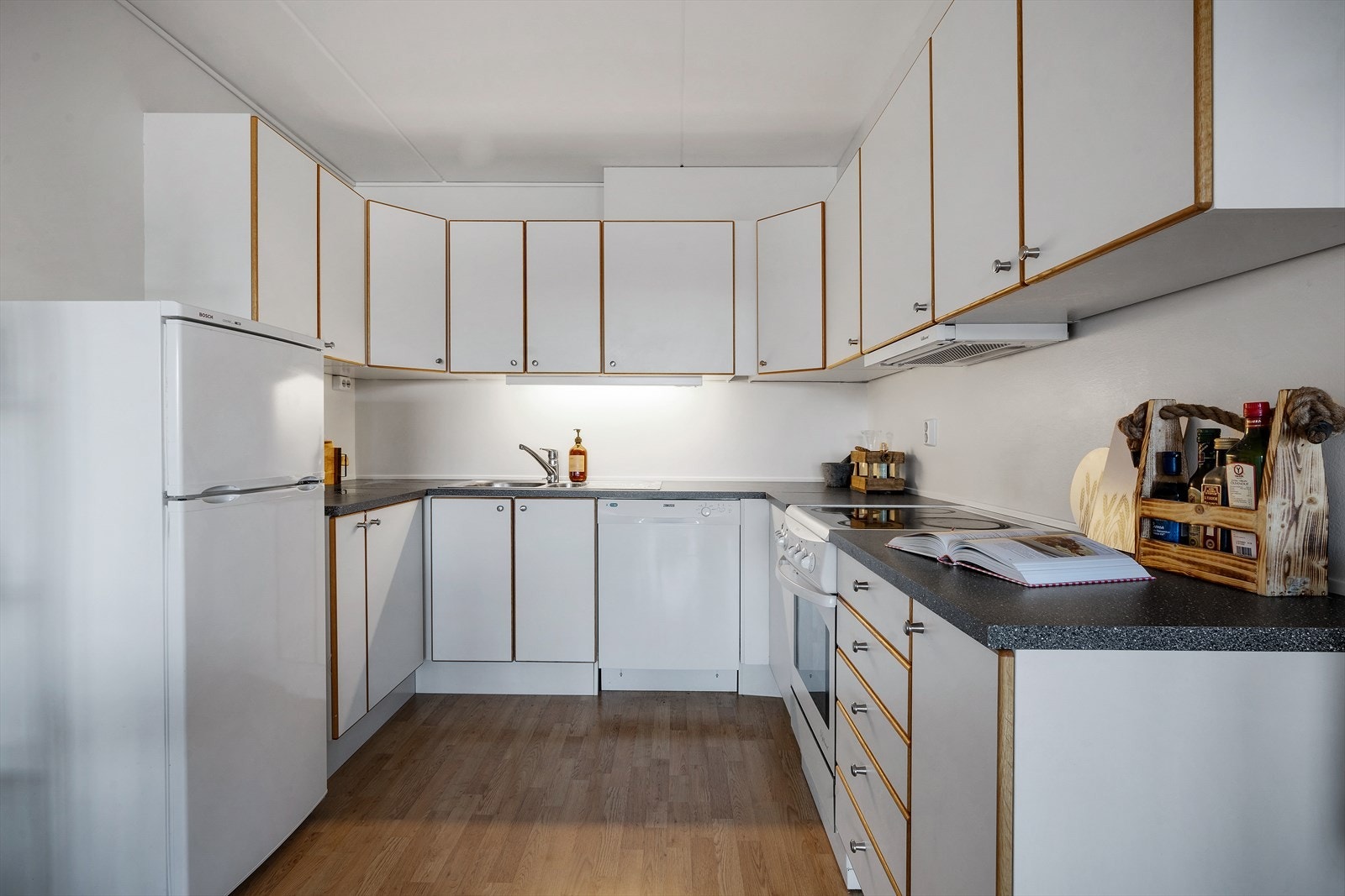 - På kjøkkenet er det god skap- og benkeplass som gjør matlagingen til en drøm - Galleribilde