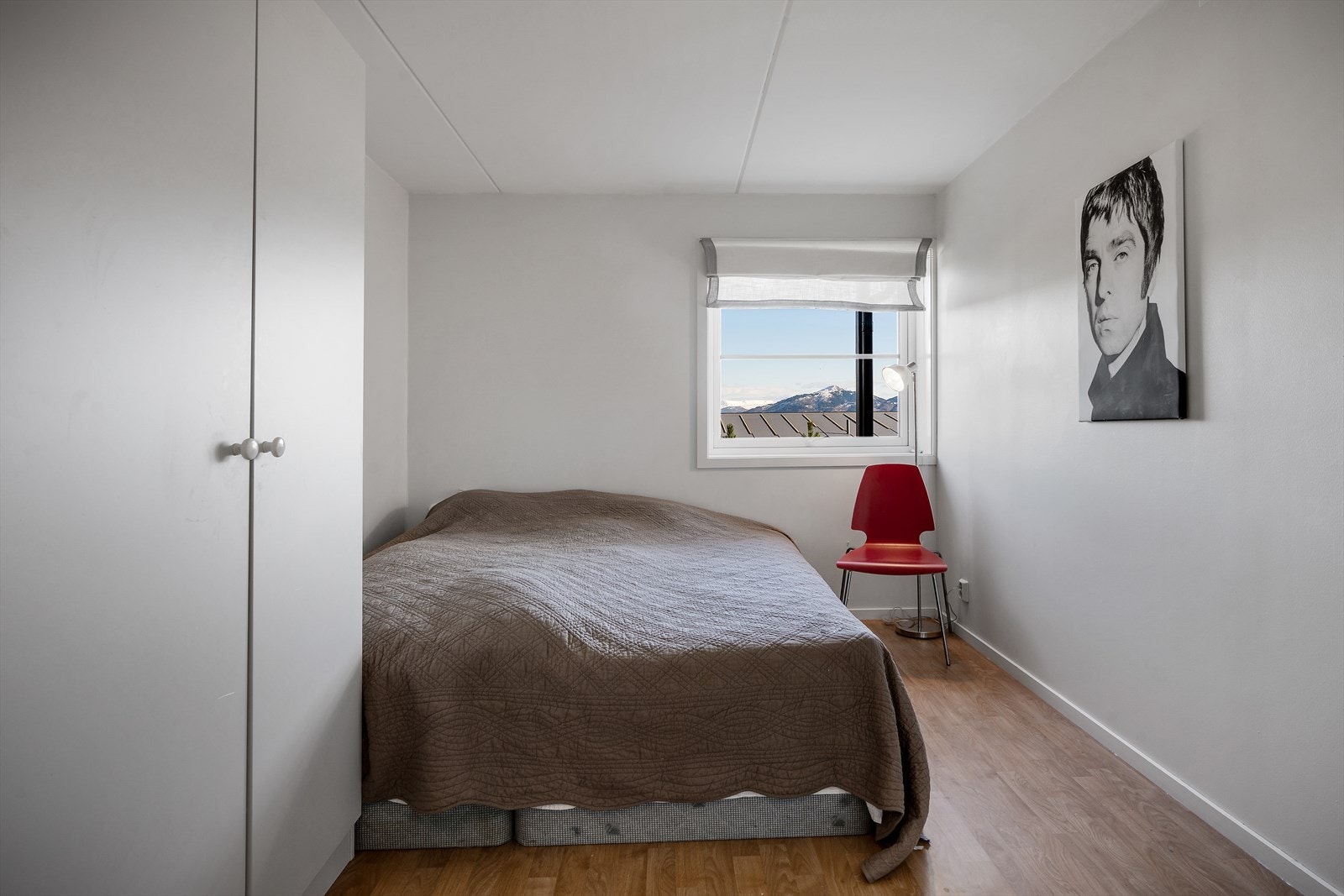 - Her har man god plass til å møblere med dobbeltseng og garderobe - Galleribilde