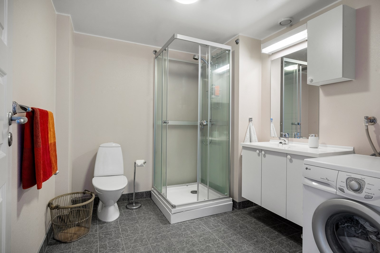 - På badet er det toalett, servant med innredning, dusjkabinett og opplegg for vaskemaskin - Galleribilde