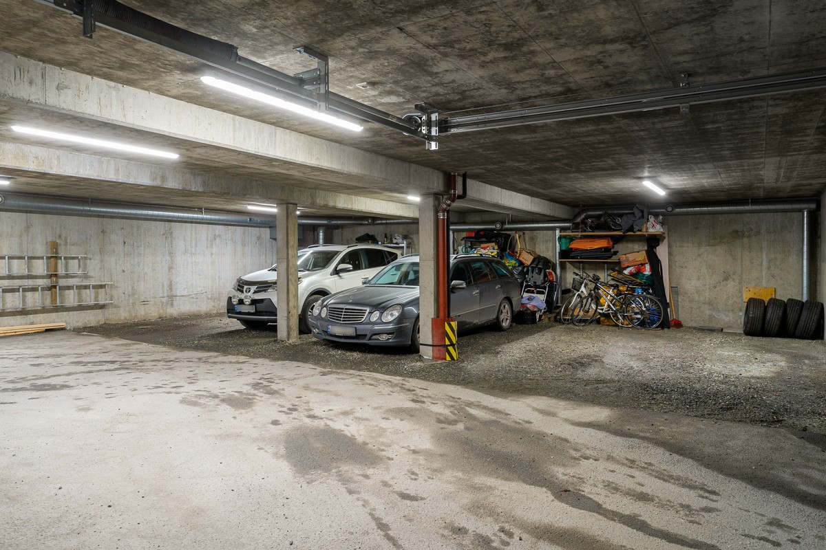 Fast parkeringsplass i felles garasjeanlegg.