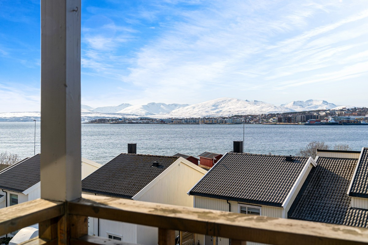 Fjellene titter frem i det fjerne på solfylte og skyfrie dager