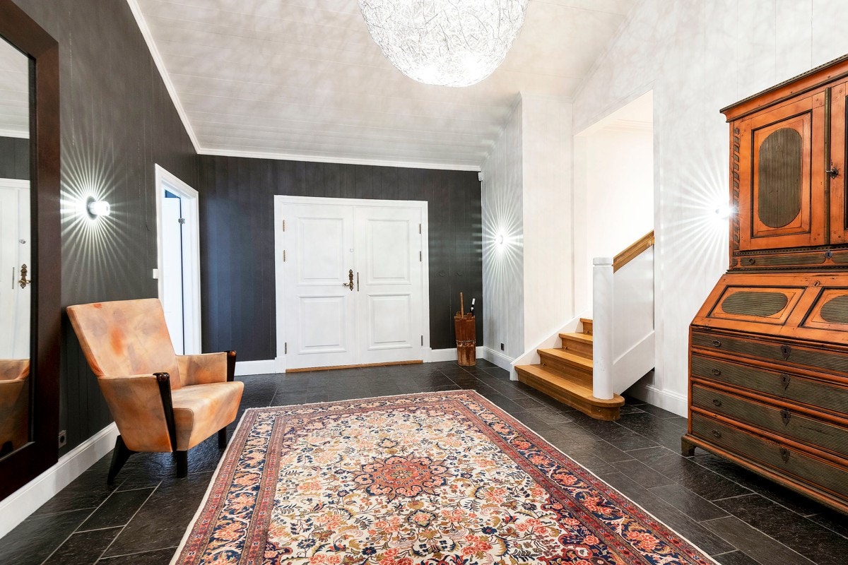 Stor hall/entré med egen garderobe og flere skap Galleribilde