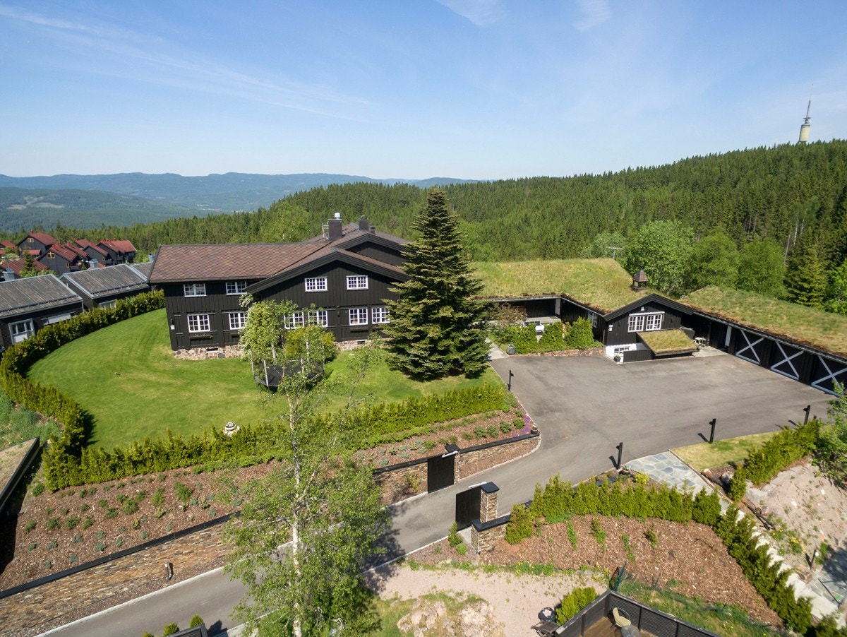 Trippelgarasje og rikelig med biloppstillingsplasser på egen tomt Galleribilde