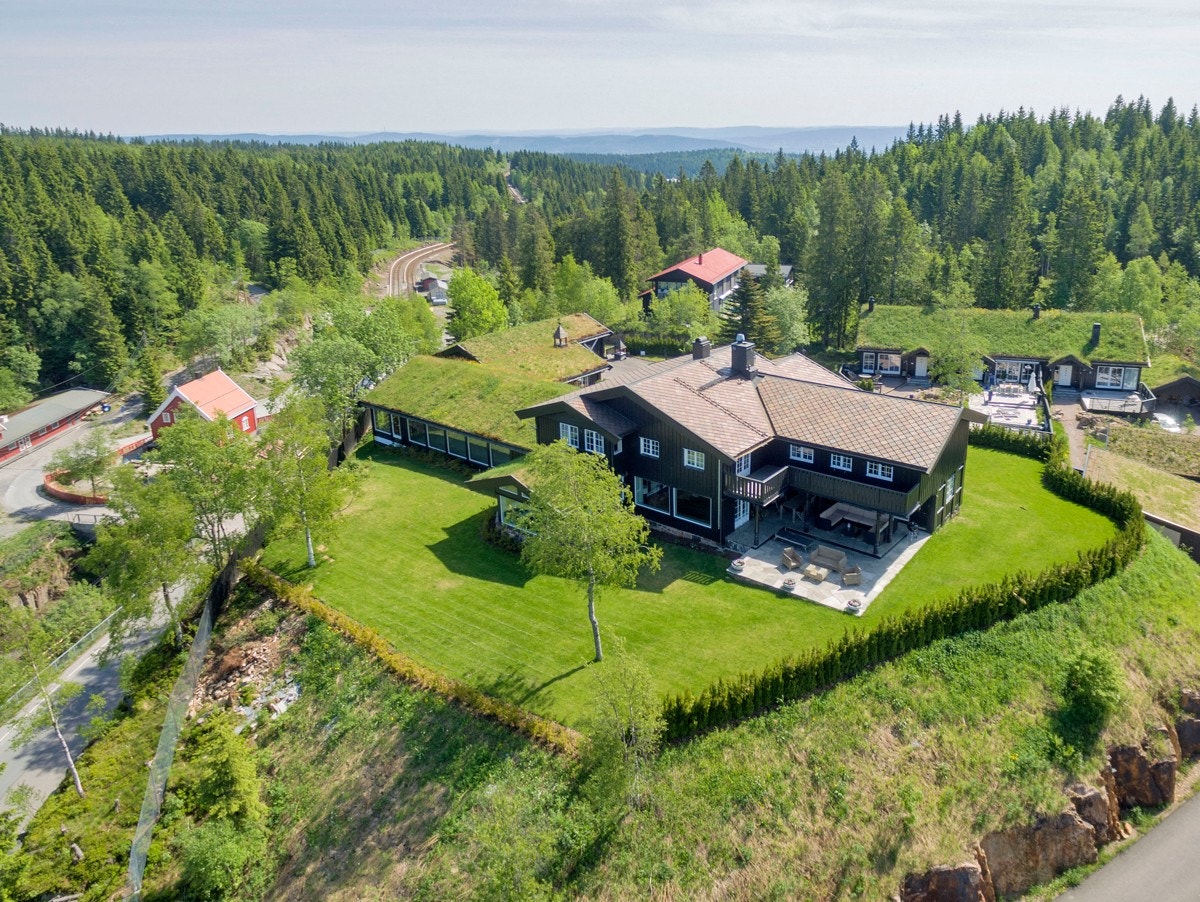 Området og tomten er like vakkert sommer som vinter Galleribilde