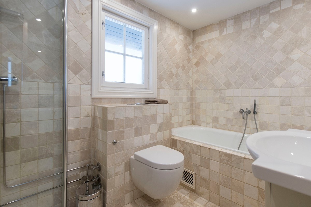 Det er til sammen 10 bad. Alle badene og vaskerom i 2. etasje er fra 2012 Galleribilde