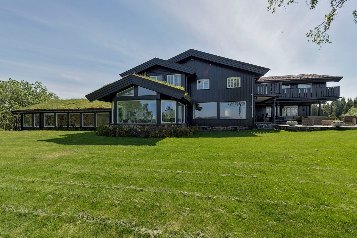 Nydelige grøntarealer omkranser villaen Galleribilde