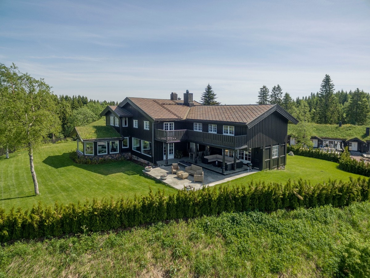 Området er like attraktivt sommer som vinter med hinderløype/klatrepark på sommeren. Rundt tre-fire min. gange til Voksenkollen T-banestasjon Galleribilde