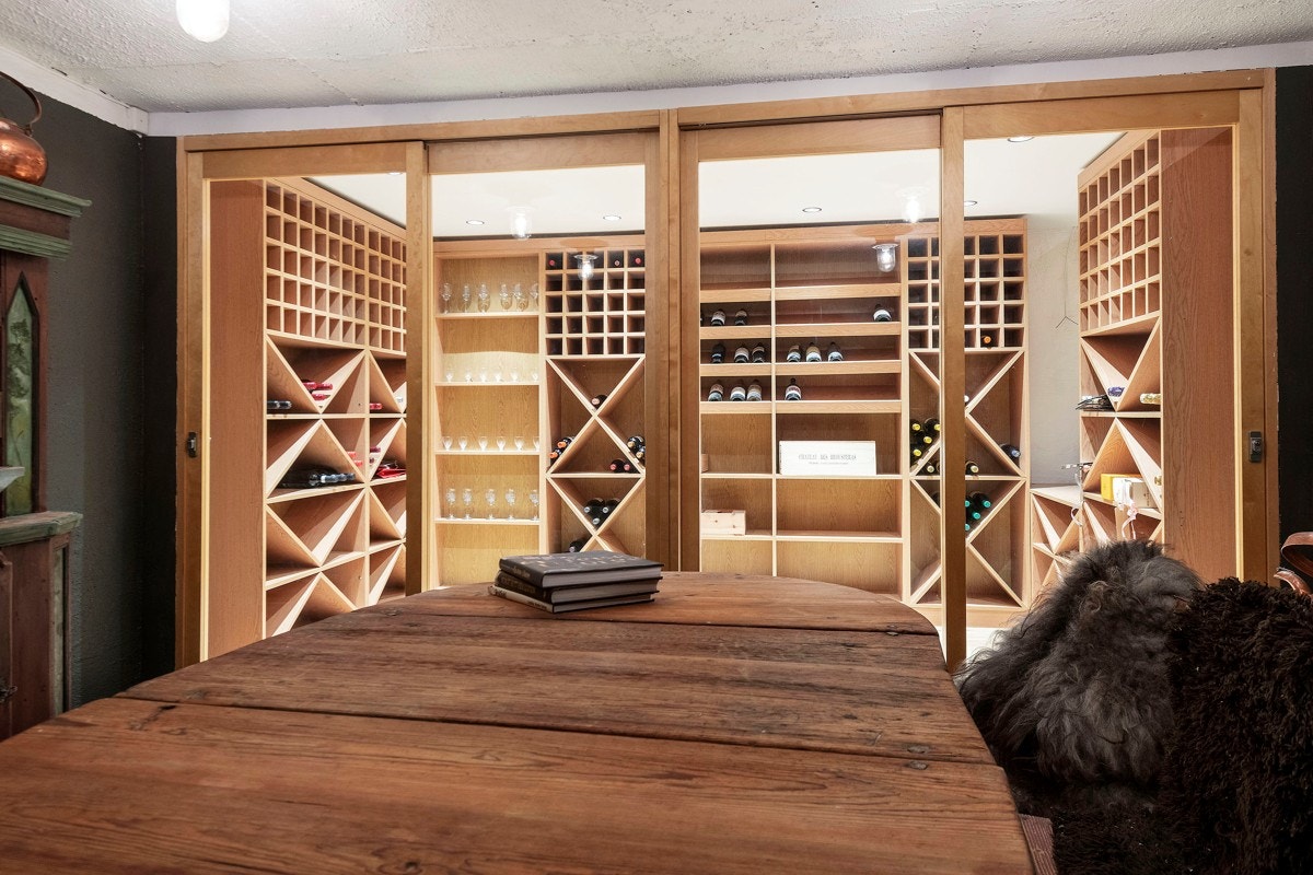 Her kan du oppbevare og nyte dine skjulte skatter i delikat vinkjeller med eget vinsmakingsrom i forkant Galleribilde